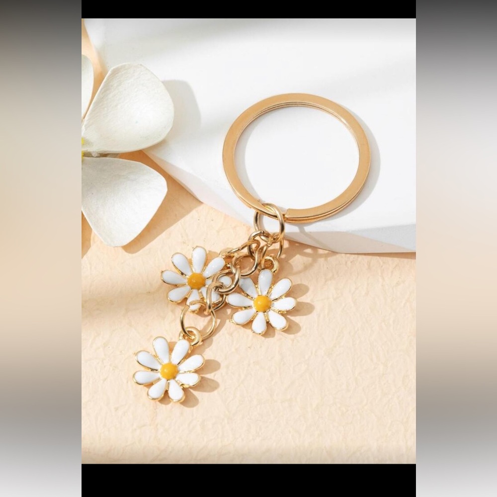 SHEIN Gold and White Daisy Keychain